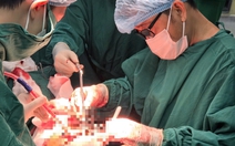 Nghẹt thở cứu ca đứt lìa động mạch cổ, ngưng tim: Ép tim 20 phút, vừa mổ vừa hồi sức