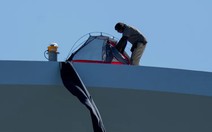 Cắm trại trên đỉnh cây cầu cao 45m ở Mỹ để phản đối cuộc chiến Iran và AI