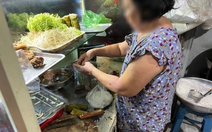 Người bán thức ăn không đeo khẩu trang, găng tay: Ai giám sát, xử phạt?