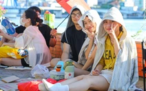 Hàng ngàn người đội nắng bên bờ sông Hàn chờ khai mạc pháo hoa quốc tế
