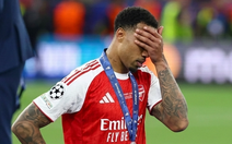 Gabriel xin đá quả phạt đền cuối cùng của Arsenal nhưng đá hỏng