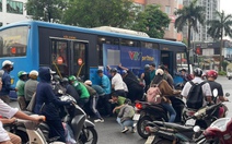 Nguyên nhân người phụ nữ kẹt dưới gầm xe buýt khiến hàng chục người phải nâng xe để giải cứu