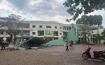 Dông lốc cuốn bay mái tôn trường tiểu học xuống sân