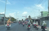 Cảnh sát giao thông dùng xe đặc chủng dẫn đường, kịp thời cứu người bị cao huyết áp nguy kịch