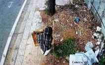 Camera ghi nhận hai người vứt rác ven đường Nguyễn Văn Linh, mỗi người bị phạt 1,5 triệu đồng