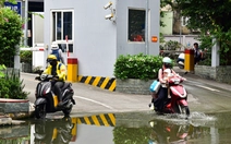 Ngập nước cả tháng trước cửa chung cư ở khu Thảo Điền, TP.HCM