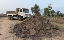 Bắt quả tang nhóm khai thác trái phép 3.000m³ đất mặt ruộng ở Tây Ninh