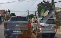 Dừng ô tô giữa ngã ba đường nói chuyện, 2 tài xế bị phạt