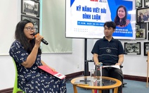 Sinh viên Trường ĐH Hoa Sen học cách viết bài bình luận tại báo Tuổi Trẻ
