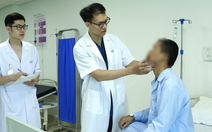 Xô xát trong nhà, em họ cắn đứt môi anh