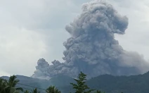 Núi lửa Indonesia phun cột tro cao 10km, 20 người leo núi mắc kẹt