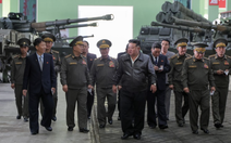 Ông Kim Jong Un thị sát sản xuất đại bác tầm bắn đến tận Seoul