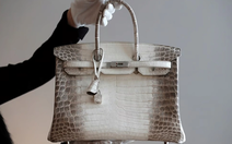 Sẽ đấu giá 2 túi Hermes da cá sấu bạch tạng của bà Trương Mỹ Lan vào ngày 21-5