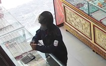 Trộm xe máy, điện thoại rồi cướp giật dây chuyền vàng, vứt xe xuống sông phi tang do không bán được