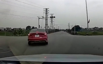 Tài xế hú hồn với ô tô xi nhan kiểu 'dương đông kích tây'
