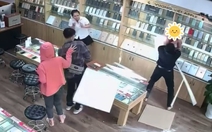 Chàng trai cứu bé gái thoát nạn khi rơi từ trần nhà xuống