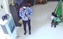 Cô gái 'não cá vàng' đi khắp nhà tìm cây chổi kẹp trên nách