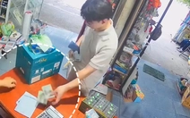 Du khách Trung Quốc cảm ơn rối rít cô chủ cửa hàng tạp hóa tốt bụng