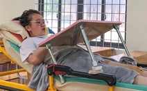 Nữ sinh nằm băng ca làm bài thi tốt nghiệp THPT