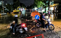Đường Đặng Thùy Trâm ngập tứ phía, hố hào công trình thành 'bẫy' sau mưa