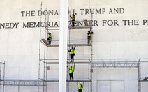 Tòa giữ nguyên phán quyết đục bỏ tên ông Trump khỏi Trung tâm Kennedy
