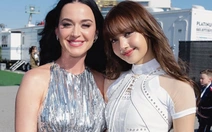 Katy Perry ôm, vuốt tóc Lisa tại lễ khai mạc World Cup 2026
