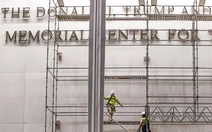 Tên Tổng thống Trump đã bị gỡ khỏi biển hiệu Trung tâm Kennedy