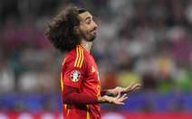 Cucurella mang áo ngủ của vợ đi World Cup để... may mắn