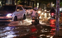 Mưa lớn ở TP.HCM: Đường Xuân Thủy nước ngập nửa xe