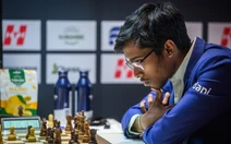 Thần đồng Ấn Độ lập kỳ tích khi hai lần đánh bại Carlsen trong một giải đấu