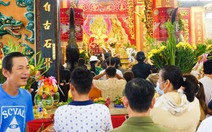 Du khách và người dân nườm nượp về viếng Bà Chúa Xứ núi Sam
