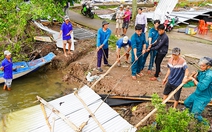 Mưa dông, lốc xoáy làm sập và tốc mái 5 căn nhà trong đêm ở Cà Mau