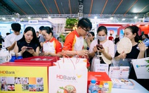 Người trẻ cùng 'nhìn nhau già đi' tại gian hàng trải nghiệm ở Ngày Tài chính số 2026