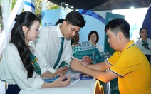 Người trẻ và người lớn tuổi cùng trải nghiệm tài chính số