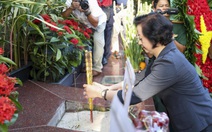 Phó thủ tướng Phạm Thị Thanh Trà dâng hoa tưởng niệm anh hùng liệt sĩ tại công viên Lê Thị Riêng