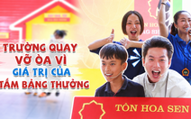 Cả trường quay vỡ òa khi cậu bé rút được tấm bảng thưởng có giá trị lớn