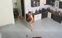 Hai người phụ nữ chạy mất dép khi thấy máy giặt bỗng dưng biết... đi