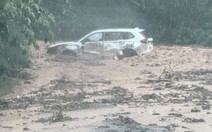 Ô tô mắc kẹt trong bùn đất sau sạt lở ở Lai Châu, người trên xe thoát nạn