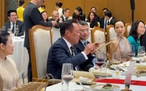 Thủ tướng Thái Lan chơi đàn T'rưng trong tiệc chiêu đãi tại Hà Nội