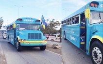 Tuyển Curacao gây sốt khi đi đá giao hữu World Cup bằng xe buýt học sinh cũ