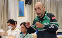 Đang nắng lại mưa ào, người lao động ngoài trời mệt mỏi, kiệt sức trong cái nóng