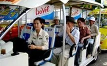 Nữ tài xế xe điện