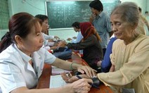 Khám bệnh và tặng quà cho trên 800 người nghèo