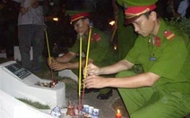 Viếng, thắp hương các phần mộ tại nghĩa trang liệt sĩ TP.HCM