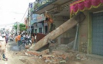 Xe đâm chết người, làm sập nhà