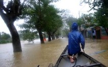 Kẹt tàu xe trong vùng lũ: hàng trăm người kêu cứu