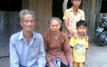 Hai trẻ bơ vơ