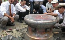 Trống đồng và kiếm lệnh dâng tặng Đại tướng Võ Nguyên Giáp