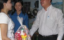 Khám chữa bệnh, tặng quà cho công nhân mất việc