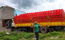 Xe tải đâm sập nhà dân